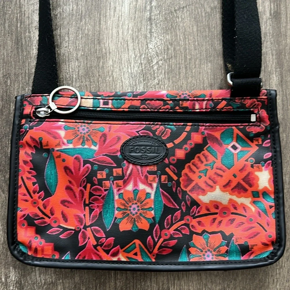 FOSSIL. Cute little crossbody. Perfect for fall. Gentle used condition. 10x6.